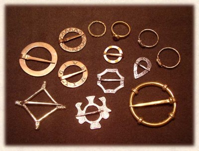 Fibeln und Ringe aus der Zeit um 1300.jpg